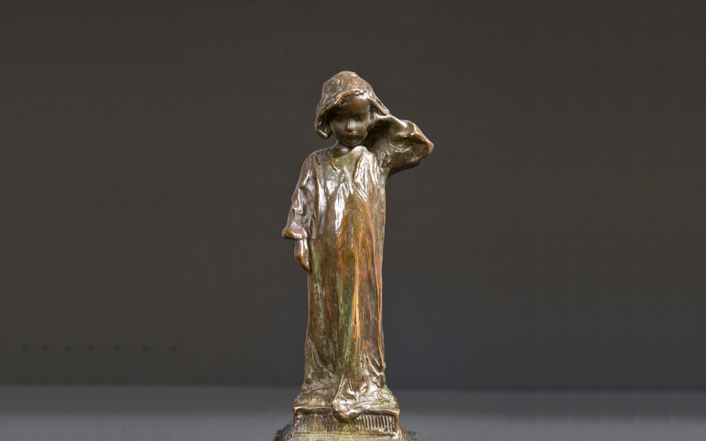 Bronze stateue of a sleepy young girl